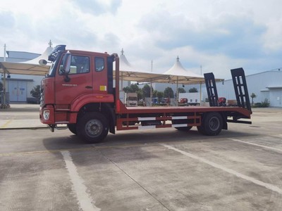 挖掘机平板运输车顺利发往山西榆次市,热处理设备加工助力高效运输